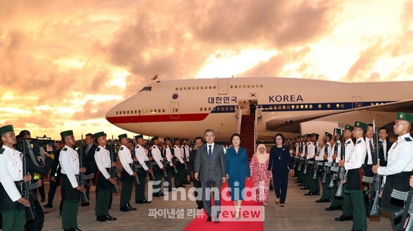 브루나이, 말레이시아, 캄보디아 순방에 오른 문재인 대통령 내외./사진출처=청와대