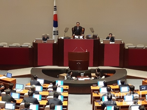 13일 오전 서울 여의도 국회에서 열린 본회의에서 재난 및 안전관리 기본법 일부개정법률안이 재석 238인 중 찬성 236인, 기권 2인으로 통과됐다./출처=사단법인 국회기자단(가칭)