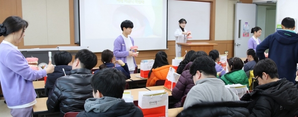 동국제약 직원들로 구성된 ‘인사돌플러스 사랑봉사단’은 지난 14일 ‘잇몸의 날’을 맞아 한양여자대학교에서 진행된 ‘사랑의 스케일링’ 행사에 참여했다./출처=동국제약