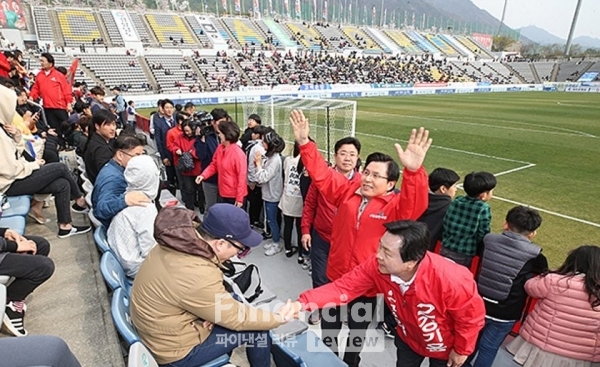 자유한국당 황교안 대표가 당명이 적힌 붉은 점퍼를 입고 지난달 30일 오후 창원축구센터에서 열린 경남FC와 대구FC의 경기때 경기장 내 정치적 행위를 금지한 경기장 안으로까지 들어가 선거 유세를 하고 있다./사진제공=연합뉴스