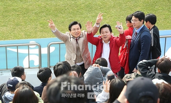 자유한국당 황교안 대표가 당명이 적힌 붉은 점퍼를 입고 지난달 30일 오후 창원축구센터에서 열린 경남FC와 대구FC의 경기때 경기장 내 정치적 행위를 금지한 경기장 안으로까지 들어가 선거 유세를 하고 있다. 황 대표는 구단 측 제지가 있자 옷을 바꿔입고 선거운동을 계속했다./사진제공=연합뉴스