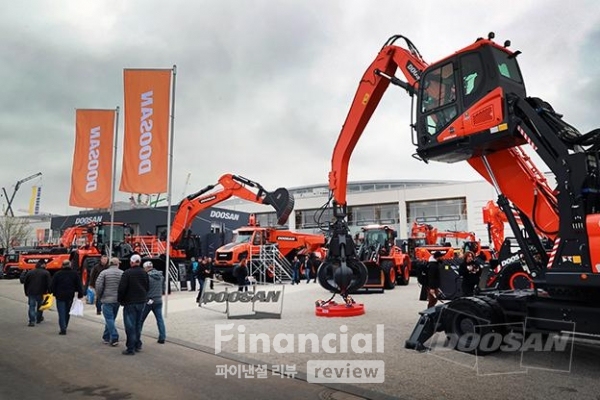 두산인프라코어가 ‘바우마(Bauma) 2019’에 참가해 독일 뮌헨 전시장에서 8천500km 떨어진 인천의 굴삭기를 조종하는 5G 원격제어 기술을 시연했다./사진제공=두산인프라코어