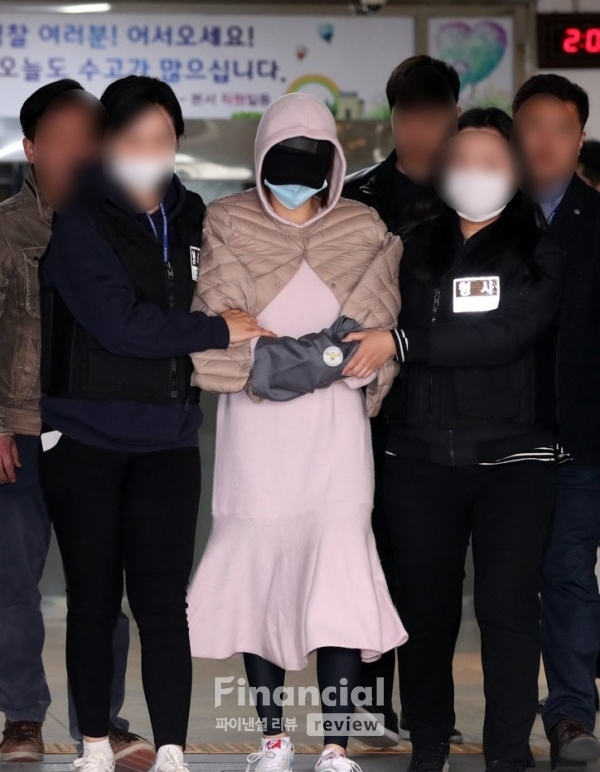 필로폰 등 마약을 투약한 혐의를 받는 남양유업 창업주의 외손녀 황하나(31) 씨가 지난 6일 오후 구속 전 피의자 심문(영장실질심사)을 위해 경기도 수원시 수원남부경찰서를 나서고 있다./사진제공=연합뉴스