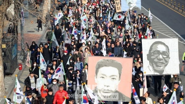 3.1절 100주년인 지난달 1일 오전 서울 서대문형무소 앞에서 시민들이 태극기를 흔들며 광화문광장 방향으로 행진하고 있다. /사진제공=연합뉴스