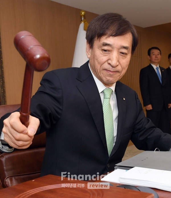 이주열 한국은행 총재가 18일 오전 서울 중구 태평로 한국은행에서 열린 금통위에서 의사봉을 두들기고 있다./사진제공=연합뉴스