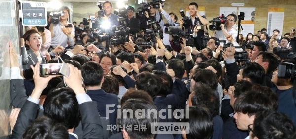 자유한국당 나경원 원내대표와 의원, 보좌진들이 국회 의안과 앞에서 경호권발동으로 진입한 국회 경위들을 저지하며 헌법수호를 외치고 있다. /사진제공=연합뉴스