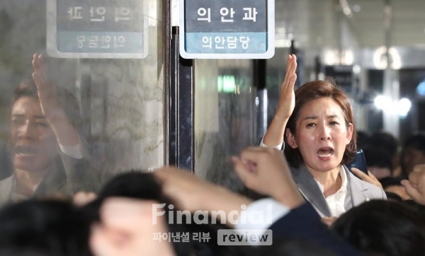 자유한국당 나경원 원내대표와 의원, 보좌진들이 국회 의안과 앞에서 경호권발동으로 진입한 국회 경위들을 저지하며 헌법수호를 외치고 있다. /사진제공=연합뉴스