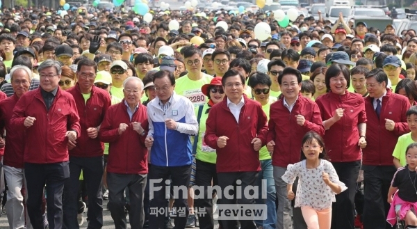 지난 1일 오전 서울 영등포구 여의도공원 앞에서 열린 한국노총 노동절 마라톤대회에서 참가자들이 5km 코스를 힘차게 출발하고 있다. 앞줄 왼쪽부터 문성현 경제사회노동위원회 위원장, 이재갑 고용노동부 장관, 김주영 한국노총 위원장, 손경식 한국경영자총협회 회장, 더불어민주당 이해찬 대표, 자유한국당 황교안 대표, 민주평화당 정동영 대표, 정의당 이정미 대표./사진제공=연합뉴스