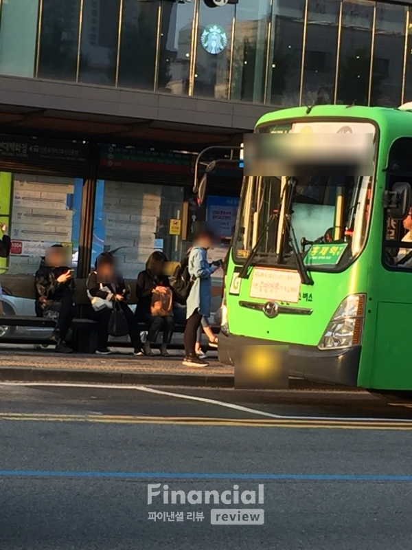 오는 15일 버스 파업을 예고한 가운데 서울 신촌의 한 버스정류장에서 시민들이 서민의 발인 버스를 기다리고 있다./사진=전민수 기자