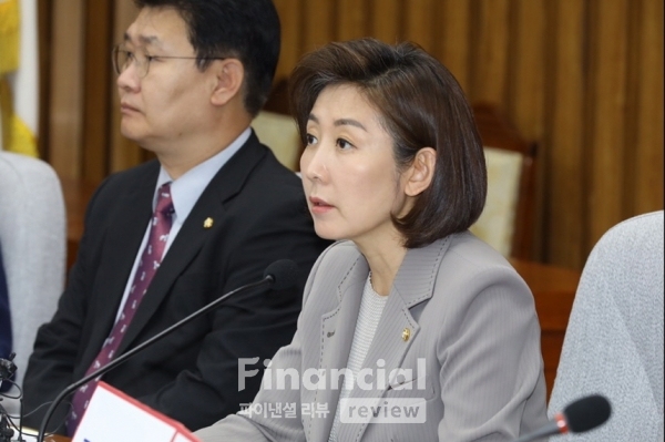 나경원 자유한국당 원내대표가 21일 국회에서 열린 원내대책회의에서 모두발언을 하고 있다./사진제공=국회공동기자단 신대식 기자