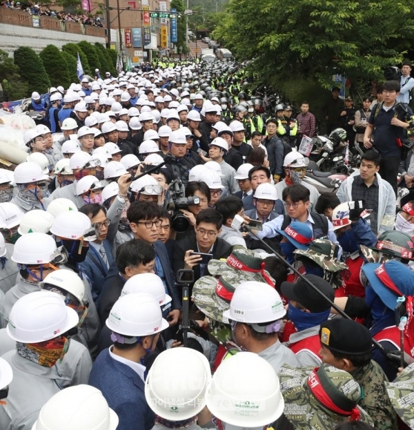 현대중공업 주주총회날인 31일 오전 현대중공업 노조가 점거 농성을 벌이고 있는 한마음회관 앞에서 회사 측과 노조 측이 대치하고 있는 가운데 법원 검사인들이 조합원들과 대화하고 있다./사진제공=연합뉴스