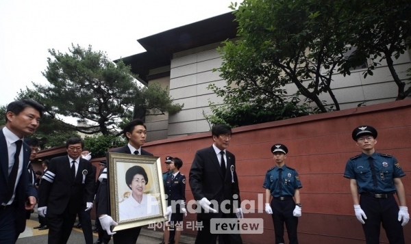 김대중 전 대통령의 부인 이희호 여사의 발인이 엄수된 14일 오전 서울 동교동 사저에서 노제가 진행되고 있다./사진제공=연합뉴스