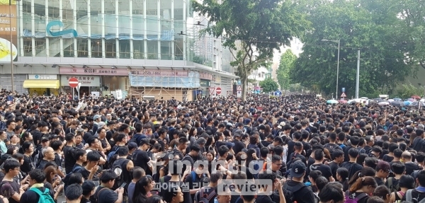 지난 16일(현지시간) 홍콩 빅토리아 공원 인근에서 '범죄인 인도 법안'(일명 송환법)에 반대하는 시민들이 행진을 벌이고 있다./사진제공=연합뉴스