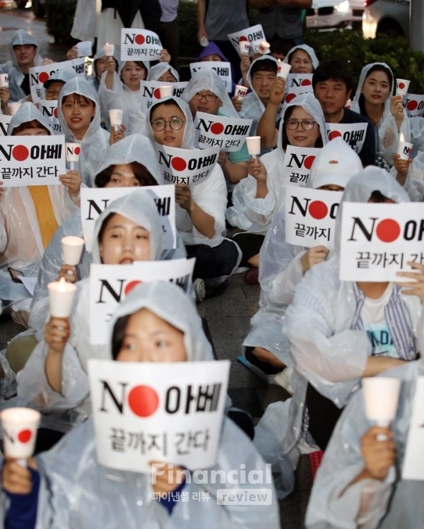 지난 25일 서울 종로구 주한일본대사관 앞에서 일본제품 불매운동 참가 사연 등을 밝히는 '일본대사관 앞 시민 촛불 발언대'에서 참가자들이 구호를 외치고 있다./사진=연합뉴스