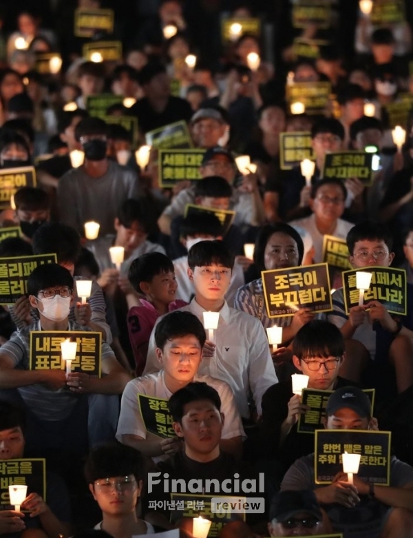 28일 오후 서울 관악구 서울대학교에서 총학생회 주최로 열린 '제2차 조국 교수 STOP! 서울대인 촛불집회'에서 대학생들이 조국 법무부 장관 후보자의 사퇴를 촉구하고 있다./사진=연합뉴스