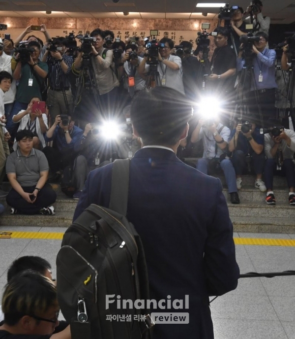 조국 법무부 장관 후보자가 2일 오후 서울 여의도 국회에 기자회견을 하기 위해 도착, 취재진 앞에 서서 간단하게 입장을 밝히고 있다./사진=연합뉴스