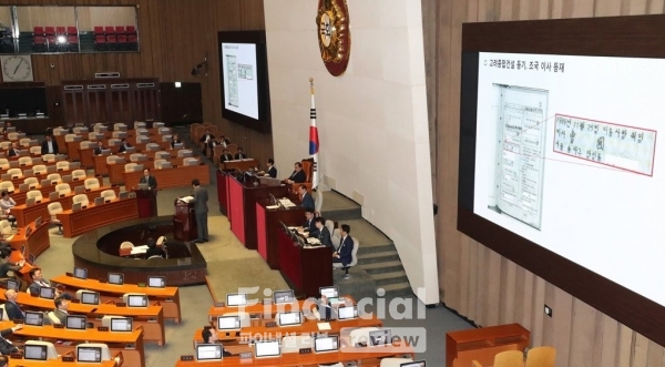 자유한국당 곽상도 의원이 26일 오후 국회 본회의장에서 열린 정치 분야 대정부질문에서 조국 법무부 장관과 관련해 이낙연 총리에게 질의하고 있다./사진=연합뉴스