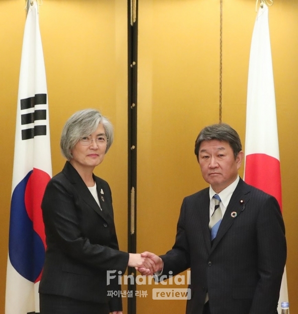 주요 20개국(G20) 외교장관회의에 참석한 강경화 외교부 장관이 23일 일본 나고야관광호텔에서 열린 한일외교장관 회담에서 모테기 도시미쓰(茂木敏充) 일본 외무상과 악수하고 있다./사진=연합뉴스