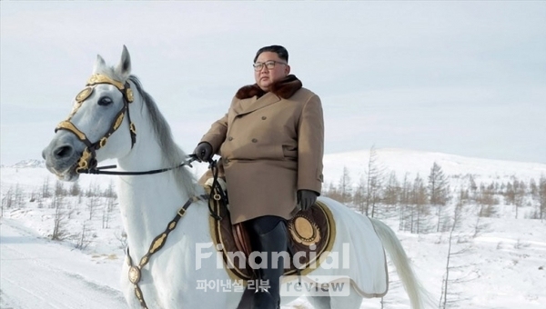 김정은 북한 국무위원장이 군 간부들과 함께 군마를 타고 백두산을 등정했다고 조선중앙통신이 4일 보도했다./사진=연합뉴스