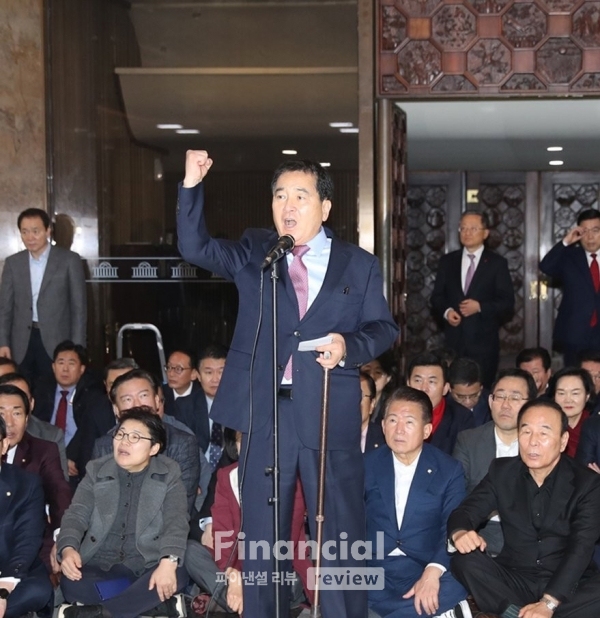 자유한국당 심재철 원내대표와 의원들이 11일 오전 서울 여의도 국회 본회의장 앞에서 문희상 국회의장과 더불어민주당의 내년도 예산안 본회의 통과를 규탄하고 있다./사진=연합뉴스