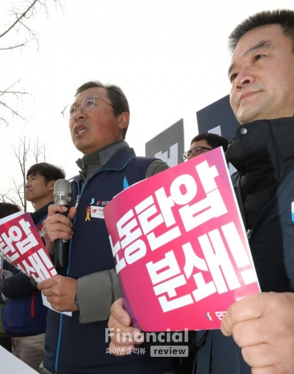 11일 서울 세종로 정부서울청사 앞에서 열린 문재인 정부 노동시간 제한 제도 개악 규탄 민주노총 기자회견에서 김명환 위원장이 주 52시간제가 적용되는 중소기업에 계도기간 1년을 부여하는 방안을 포함한 정부 대책을 비판하며 이재갑 고용노동부 장관의 퇴진을 요구하고 있다./사진=연합뉴스