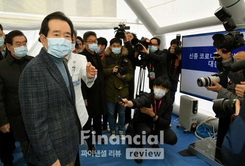 정세균 국무총리가 27일 신종코로나바이러스 감염증 대응 위해, 동작구 신대방동 보라매병원을 방문, 환자대기소 및 감염병동을 둘러보고 있다./사진=국무총리실