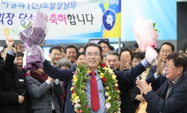 이성희 전 낙생농협 조합장이 31일 오후 서울 중구 농협중앙회에서 실시된 신임 농협중앙회장 선거에서 당선된 뒤 손을 들어 인사하고 있다./사진=연합뉴스