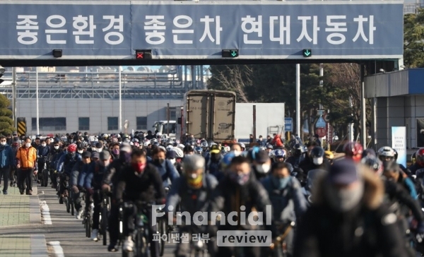 신종 코로나바이러스 감염증 사태로 중국산 부품 공급이 중단되면서 현대자동차 공장 일부 라인이 휴업에 들어간 4일 오후 울산시 북구 현대차 명촌정문에서 1조 근무자들이 마스크를 쓴 채 퇴근하고 있다./사진=연합뉴스