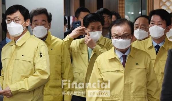 더불어민주당 이인영 원내대표(오른쪽부터), 홍남기 경제부총리, 이해찬 대표, 노형욱 국무조정실장, 이낙연 코로나19재난안전대책위원장, 이호승 청와대 경제수석 등이 25일 서울 여의도 더불어민주당사에서 열린 신종코로나바이러스 감염증(코로나19) 대응 고위당정협의회에 마스크를 쓰고 굳은 표정으로 입장하고 있다. /사진=연합뉴스