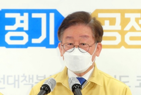 이재명 경기도지사가 24일 오전 경기도 수원시 경기도청 브리핑룸에서 경기도형 재난기본소득 지급 계획을 발표하고 있다./사진=연합뉴스