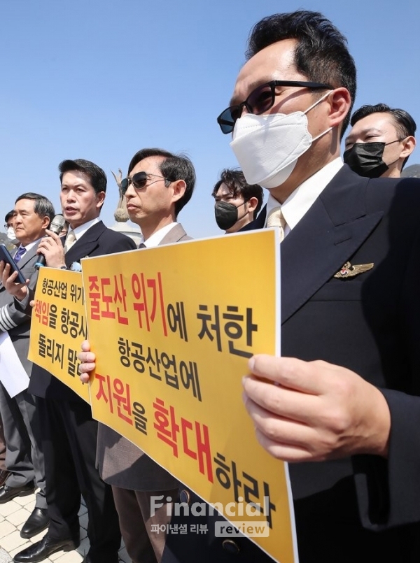 14일 서울 청와대 분수대 앞에서 열린 '위기의 항공산업, 정부지원을 촉구하는 항공업계 노동조합 공동 기자회견'에서 최현 대한항공 조종사 노동조합 공동위원장이 발언하고 있다. /사진=연합뉴스