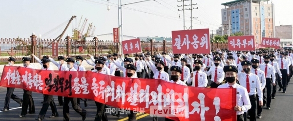 북한이 탈북민 단체의 대북전단 살포와 남한 정부의 대응을 강하게 비난하는 가운데 각지에서 청년 학생들의 항의 시위행진이 진행됐다고 조선중앙통신이 9일 보도했다./사진=연합뉴스