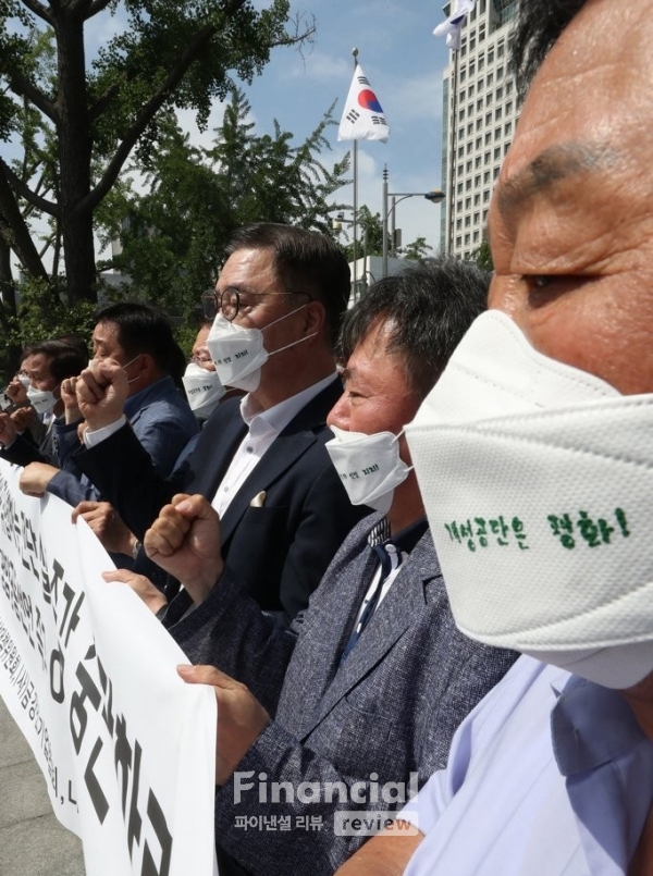 개성공단기업비대위, 금강산기업협회, 내륙투자·교역기업 소속 기업인들이 15일 오전 서울 종로구 정부서울청사 앞에서 대북전단 살포 중단과 6·15공동선언, 10·4공동선언, 4.27판문점선언, 9.19평양공동선언 4대 공동선언 국회비준과 즉시 이행을 요구하는 기자회견을 하고 있다./사진=연합뉴스