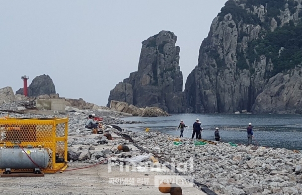 제13호 태풍 '링링'의 영향으로 전남 신안군 가거도 방파제가 파손된 가운데 지난해 9월 8일 오전 관계자들이 대체 접안지를 마련하기 위해 수심 측량을 하고 있다./사진=연합뉴스