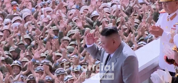 김정은 북한 국무위원장이 11일 노동당 창건 75주년 기념 집단체조를 관람하고, 열병식 참가자 및 경축대표와 기념사진을 촬영했다고 조선중앙TV가 12일 보도했다. 기념촬영에 앞서 김정은 위원장이 열병식 참가자들을 향해 손을 들어 인사하고 있다./사진=연합뉴스