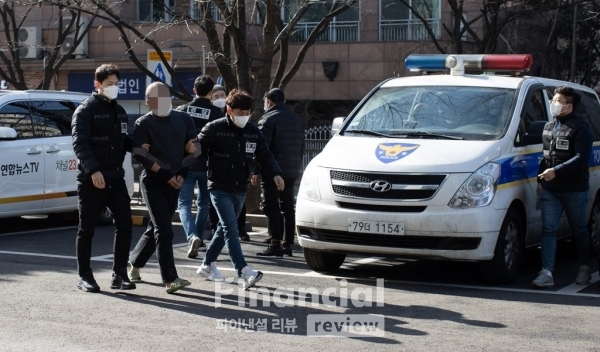 서울 영등포구 대림동에서 연인 관계인 남녀 2명을 살해한 피의자가 24일 오후 양천구 서울남부지법에서 열리는 구속 전 피의자 심문(영장실질심사)에 출석하고 있다./사진=연합뉴스