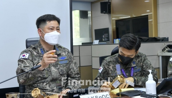 공군 우주정보상황실장 최성환 중령이 7일 오전 중국 '창정 5B' 로켓 잔해 추락에 대비해 미국 우주사령부 연합우주작전센터와 공조 화상회의를 하고 있다./사진=연합뉴스