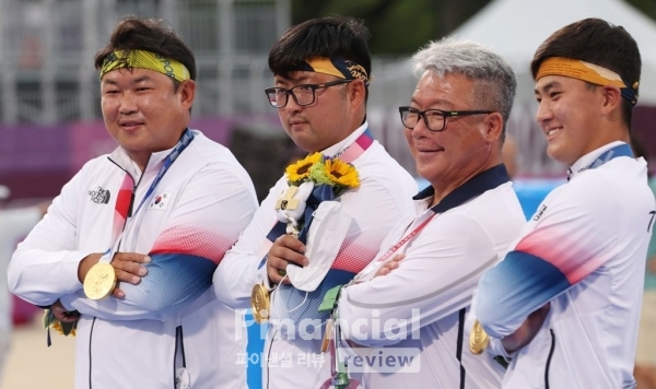 26일 일본 유메노시마 공원 양궁장에서 열린 도쿄올림픽 남자 양궁 단체전에서 금메달을 획득한 양궁 국가대표 선수들이 안창립 감독과 금메달을 들고 포즈를 취하고 있다./사진=연합뉴스