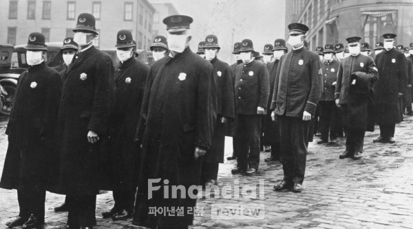 사진=1918년 스페인 독감 때문에 마스크 착용한 미국 시애틀 경찰관들