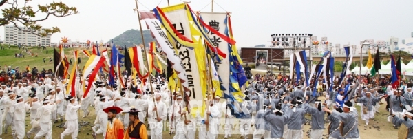 석전놀이 시연하는 김해시민들./사진=김해관광포털