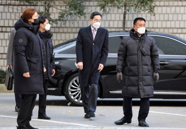 이재용 삼성전자 회장이 1일 오전 서초구 서울중앙지법에서 열린 '회계부정·부당합병' 1심 속행 공판에 출석하고 있는 가운데 누군가 계란을 던지고 있다./사진=연합뉴스