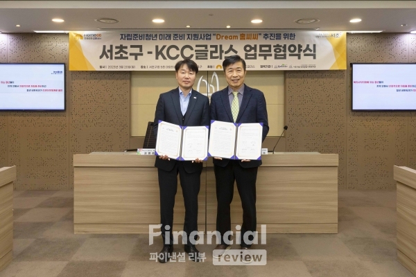 사진 왼쪽부터 김명주 KCC글라스 이사, 전성수 서초구청/사진=KCC글라스