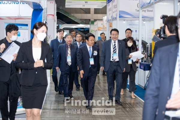 21일 강기정 한국상하수도협회 회장이 전시관을 둘러보고 있다./사진=한국상하수도협회