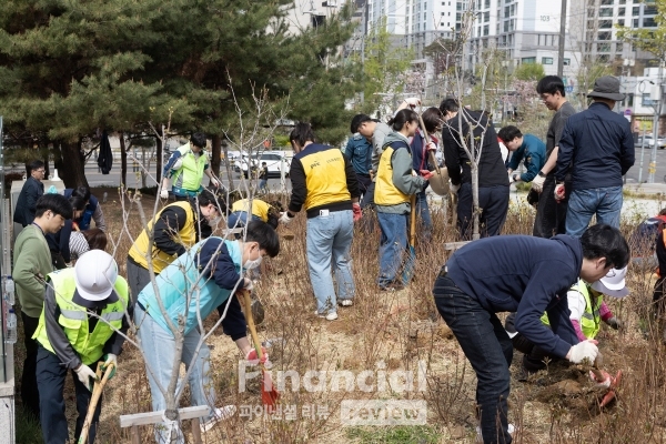 지난 4일 용산 드래곤즈 봉사자들이 식목일을 맞아 나무 심기 봉사활동에 참여했다./사진=CJ CGV