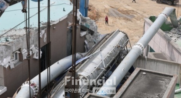 울산시 남구 한 아파트 공사 현장에서 천공 중장비인 항타기가 넘어져 인근 원룸 건물을 덮친 가운데 30일 오후 항타기를 해체하기 위해 크레인들이 현장에 배치돼 있다./사진=연합뉴스