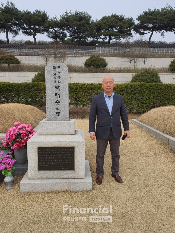 얼마 전 포스코 창업 회장인 박태준 회장의 묘소를 참배한 한대정 포스코 전임노조위원장. 이대로 가면 최정우 종신제가 될 것이라고 경고했다./사진=한대정 포스코 전임노조위원장.