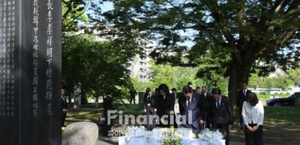 히로시마 원폭 피해 한인 위령비에 참배하는 윤석열 대통령 부부와 기시다 후미오 일본 총리 부부./사진=연합뉴스