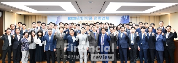 한미약품 박재현 대표이사(가운데)와 협력사 관계자 50여명이 지난달 24일 서울 송파구 한미약품 본사에서 열린 제2회 협력업체 멘토십 프로그램을 마친 후 기념촬영을 하고 있다. (사진=한미약품)