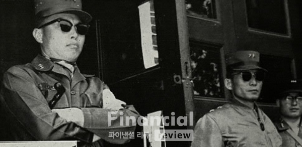 지난 1961년 5.16 당시 박정희 소장과 장도영 육군참모총장의 모습./사진=연합뉴스