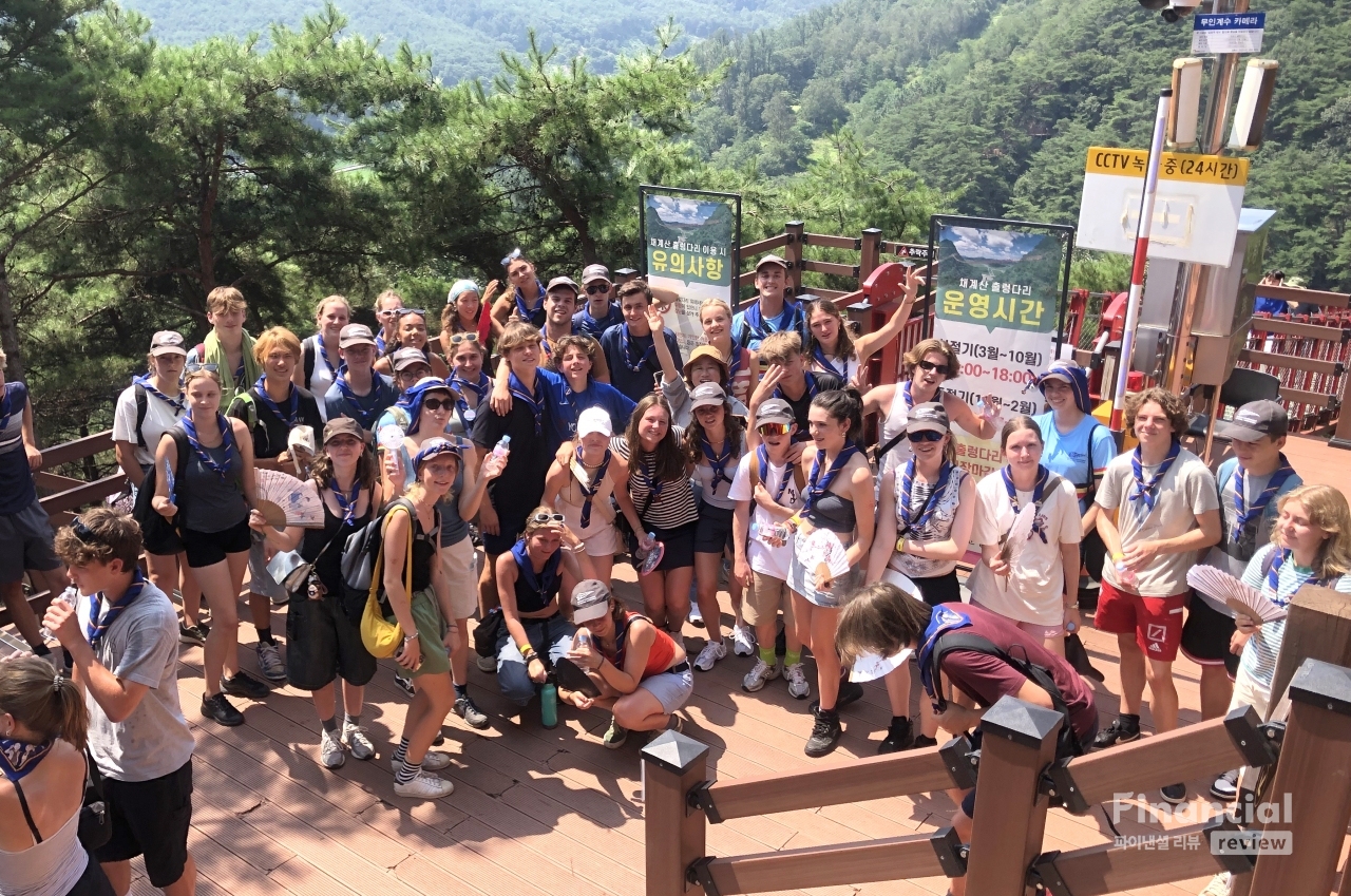 29일 순창군 체계산 출렁다리를 방문한 벨기에 스카우트 대원들이 기념촬영을 하고 있다. /사진 제공=순창발효관광재단